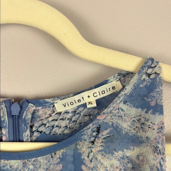 Violet + Claire Blue Turtle Patterned Blouse Sleeveless Size XL - Picture 3 of 12